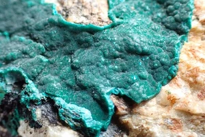 PSEUDOMALACHITE * GREEN BOTRYOIDAL CRYSTALS ON MATRIX !!! Lubietova, SLOVAKIA - Picture 1 of 11