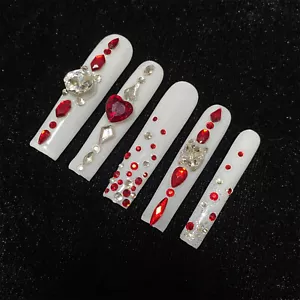 Pressa quadrata su unghie rossa francese finte fatta a mano per nail art - Foto 1 di 40