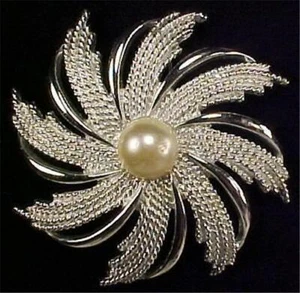 Sarah Coventry Zahnrad Pin Brosche silberton Metall simulierte Perle Aussage - Bild 1 von 4