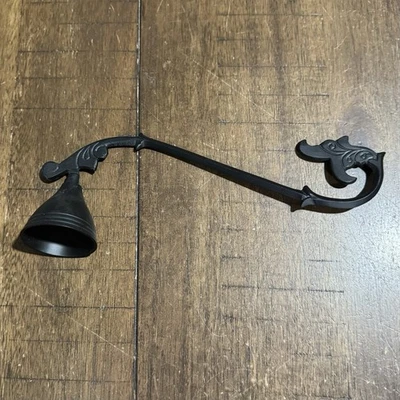 De Colección Vela Apagador Negro Hierro Forjado Curvo Campana Forma Movible Cuelga ¡En muy buena condición! Foto 1 de 4