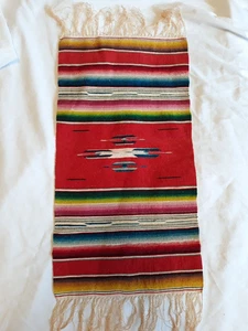 Alfombra de pared fina tejida mexicana Saltillo rojo arco iris Serape a rayas 21 x 11" - Imagen 1 de 6