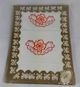 Set di 2 federe vintage crestline bianche con ricamo rosso sigillato - Foto 1 di 4