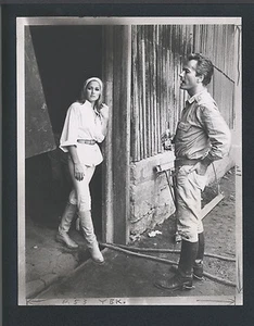 URSULA ANDRESS + JOHN DEREK AM SET ZWISCHEN DEN AUFNAHMEN - 1966 BEVOR ICH STERBE - Bild 1 von 2