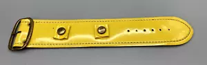 Vintage gelbes Vinyl breites Manschetten Uhrenarmband mit goldenen Druckknöpfen 70er Jahre NOS Mod Retro - Bild 1 von 3