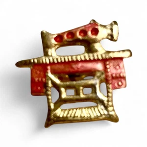 Vintage Sewing Machine Brooch Lapel Pin Gold Tone and Pink (B102) - Picture 1 of 5