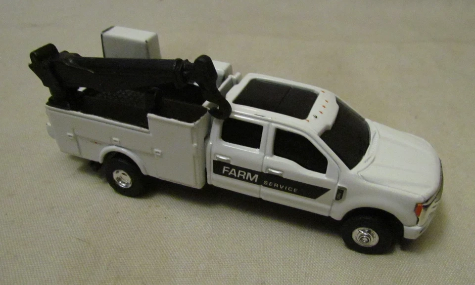 Camión de servicio Ford F350 2019 ERTL 1:64 servicio agrícola doble cabina con grúa Foto 1 de 2