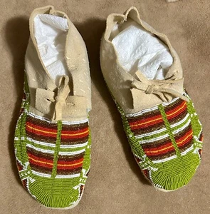 Beautiful Native American Lakota Sioux Beaded Men’s Moccasins - Picture 1 of 6