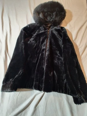 Gallery New York 连帽凹槽人造毛皮大衣夹克,尺寸 L — 第 1/4 张图片