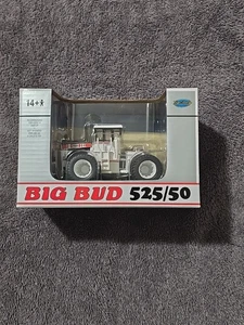 Trattore 4x4 Big Bud 525/50 con triple, Prairie Monster serie 1/64 da ripiano superiore - Foto 1 di 6