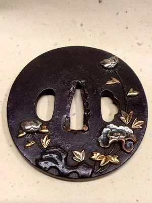 Antigua espada japonesa Tsuba de hierro con incrustaciones de oro flor y hoja Foto 1 de 4