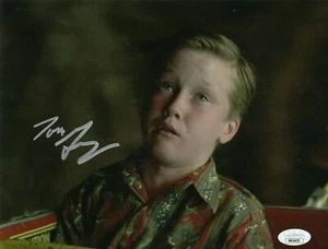 Tom Guiry Firmado Pequeños 8X10 The Sandlot Benny The Jet Autógrafo Certificado de Autenticidad JSA 2 - Imagen 1 de 1