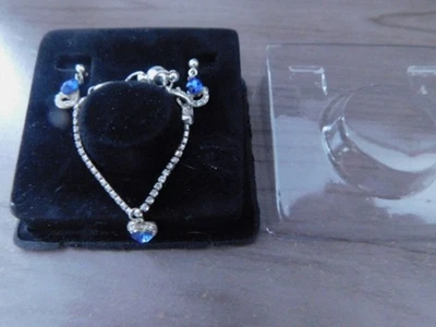 Collar y pendientes de imitación de plata y zafiro sin marca SIN MUÑECA INCLUIDA Foto 1 de 2