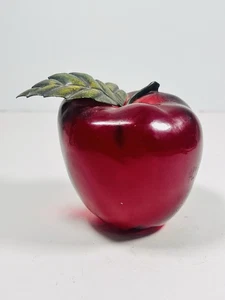 Vintage roter Plexiglas Acryl 2,75" Apfel mit Metallblatt Figur Briefbeschwerer - Bild 1 von 9