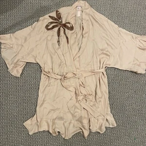 VICTORIAS SECRET Robe NWT Womens Sz XL/XXL Short Gold Embellished Peach Satin - Picture 1 of 7
