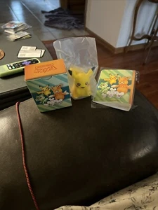 Pikachu Squishy Toy: Aus der Paldea Adventure Chest, Deck Box und Mini Album - Bild 1 von 1