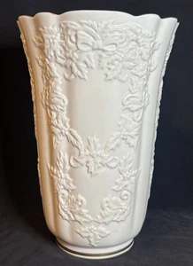 Lenox HOLIDAY HOSTESS geprägte Blumen große 10-3/4" Herzstück Vase - Bild 1 von 3