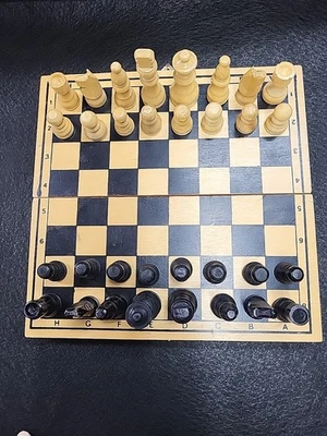 Juego de ajedrez de viaje de madera de colección tablero plegable estilo soviético 11,25 pulgadas X 11,5 pulgadas Foto 1 de 4