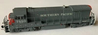 Atlas 40 002 424 N scale GE B30-7 Southern Pacific #7880 with DCC decoder - Image 1 of 4