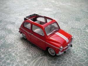Detalle Coches 1:43 Fiat 600 D en Rojo Rayas Blanco Art. 314 PB129 - Imagen 1 de 2