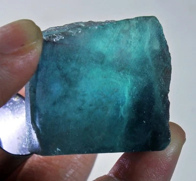 Muestra de cristal de fluorita verde natural de 248 quilates en bruto YVU1389 Foto 1 de 3