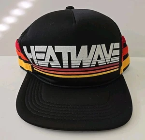 Gorra de camionero visual Heatwave Snapback negra retro a rayas con logotipo gorra ajustable - Imagen 1 de 7