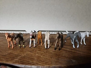 8 kleine Pferde aus Kunststoff. - Bild 1 von 10