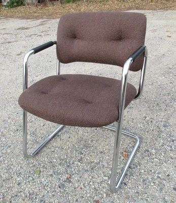 Silla cantilever Steelcase vintage, con marco cromado y tela marrón. Foto 1 de 4