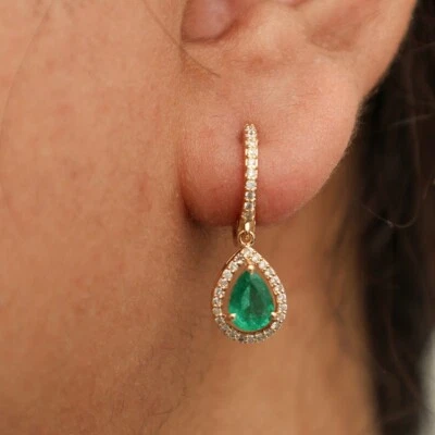 Aretes tipo argolla colgantes con halo de esmeralda de pera, Huggies colgantes de diamantes en oro amarillo de 14 k Foto 1 de 4