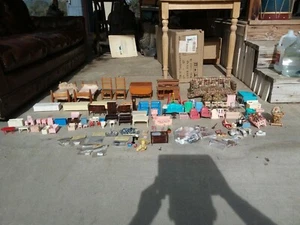 Lote de muebles vintage de 170 piezas para casa de muñecas juguete infantil Plasco Renwal miniatura decoración - Imagen 1 de 12
