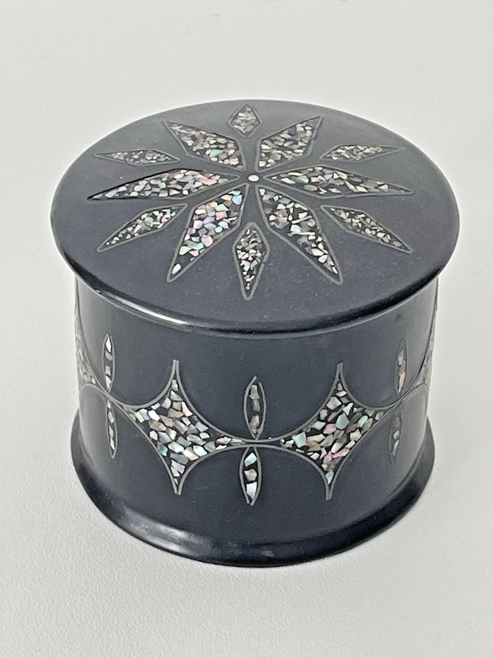 Boite Napoléon III  laquée noir incrustation de nacre. - Photo 1/4