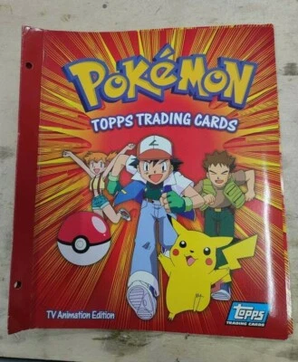 POKEMON RACCOGLITORE CARTE TOPPS TADING CARDS + CARTA #25 PIKACHU - Immagine 1 di 4