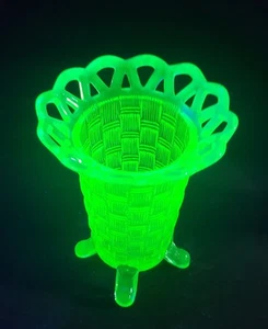 Vintage Fenton Green Vaseline Glass #992 Basket Weave Open Lace Vase *GLOWS* - Picture 1 of 15