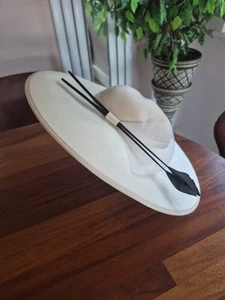 Sombrero formal para damas Headways de Albert beige crema plumas desnudas ala ancha - Imagen 1 de 15