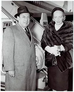 1959 Original Photo by TWA NYC Mayor Robert Wagner & wife arrive at NY Airport - Picture 1 of 2