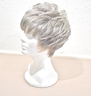 2 perucas cinzentas sintéticas femininas uma é Vanessa pela Quinta Avenida outra desconhecida - Imagem 1 de 4
