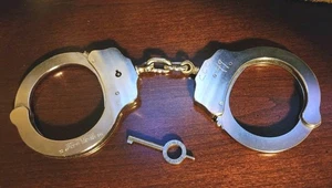 Vintage PEERLESS Handschellen Patent 1531451-1872857 mit Smith & Wesson Schlüssel CDCR - Bild 1 von 8