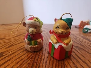 2 Vintage Giftco WEIHNACHTEN handbemalte Porzellan Biskuit Glocke Ornamente (CS) - Bild 1 von 9