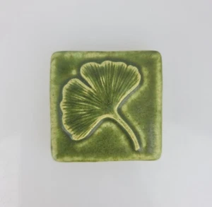 Azulejo de hoja de ginkgo de cerámica Pewabic 2 7/8" - Imagen 1 de 15
