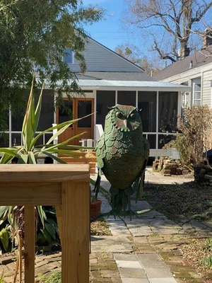 Búho encaramado de acero verde pintado cuerpo completo 19" de alto montado en la pared Foto 1 de 4