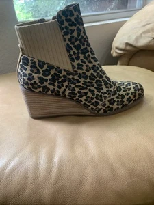 TOMS Kelsey Wedge Ankle Booties Desert Tan Leopard Print Suede Size Women's 10 - Picture 1 of 6