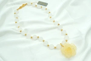 GIVENCHY Vintage Necklace Flower Top Flower Bijou Lucite Resin Yellow 2849j - Picture 1 of 10