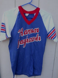 VINTAGE KANSAS JAYHAWKS V-AUSSCHNITT TRIKOT T-SHIRT GRÖSSE MED STOFF 50/50 VON STEDMAN - Bild 1 von 3