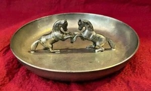 Vintage Everlast Handarbeit Zinn Metall Schmuck Schale 5" D Tablett zwei Pferde - Bild 1 von 5