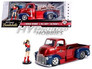 JADA 1:24 1952 CHEVROLET COE MIT WUNDER FRAU FIGUR BOMBEN DRUCKGUSS30453 - Bild 1 von 3