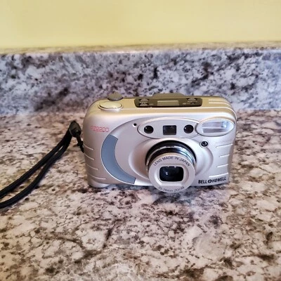 BELL & HOWELL PZ2200 35mm Film Point and Shoot Camera 35-70mm Auto Focus - Image 1 of 4