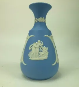Wedgwood Jasperware 1965 Cameo Bud vaso 5 pollici blu Pegasus Maidens - Foto 1 di 10