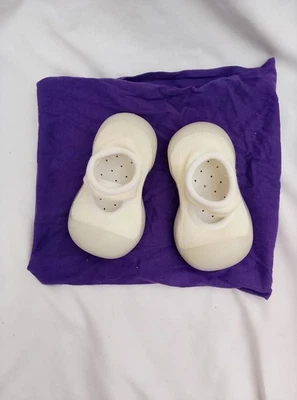 Calcetín antideslizante de goma Mary Jane blanco infantil sin etiqueta 2,5" de ancho 5" de largo Foto 1 de 4