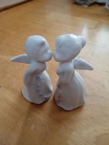 Vintage White Porcelain Kissing Angels Korea Great Condition 3.25 Inch Tall - Picture 1 of 4