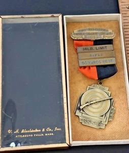 Vintage 1962 fort TICONDROGA MUZZLE LOADING MEDAL CASED MEDAL BLACKTON - Picture 1 of 3