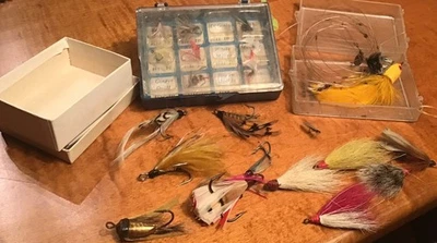 Lote mixto de señuelos de pesca con mosca trucha atados a mano y moscas secas Foto 1 de 4